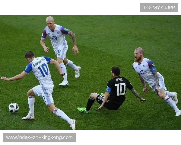 足球临门一脚踢飞,解说怒吼“怎么可能” 足球临门一脚踢飞,解说怒吼“怎么可能”