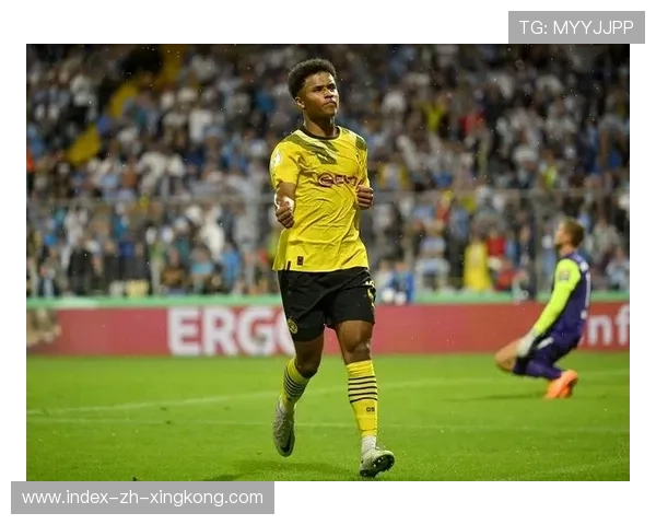 多特阿德耶米反击如闪电推射干净利落，横扫对手犹如疾风掠过