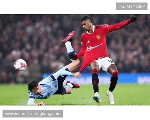 曼联围攻禁区，拉什福德搓射被挡