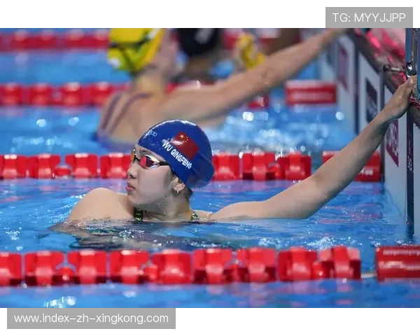 游泳比赛最后一米反超引全场喊叫