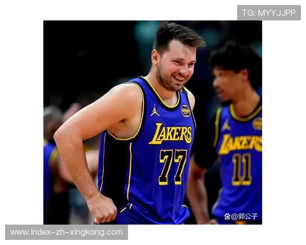 东契奇外线后撤跳投再响,独行侠主场沸腾 东契奇外线后撤跳投再响,独行侠主场沸腾